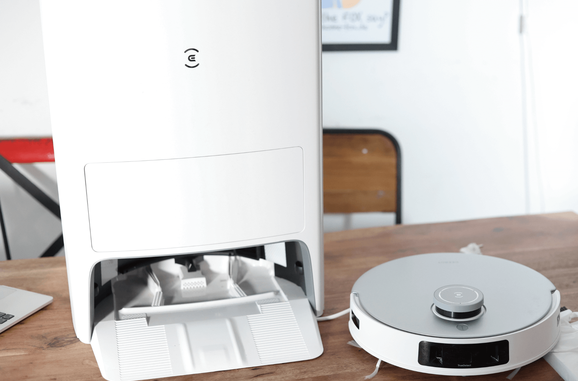 Die all in one OMNI Station des ECOVACS DEEBOT T20 steht auf dem Tisch.